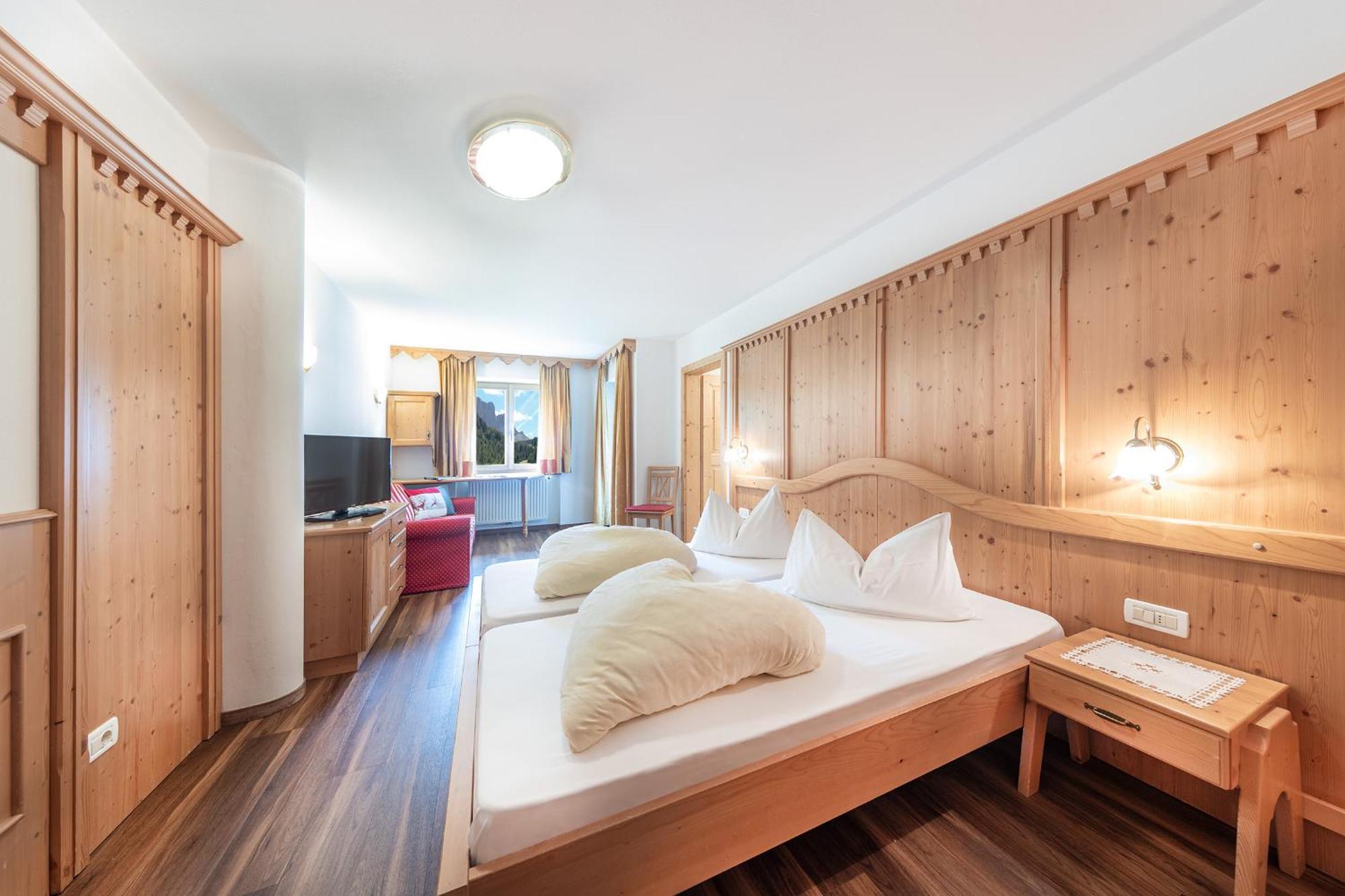 Hotel Jagdhof 塞尔瓦迪加尔代纳山谷 外观 照片